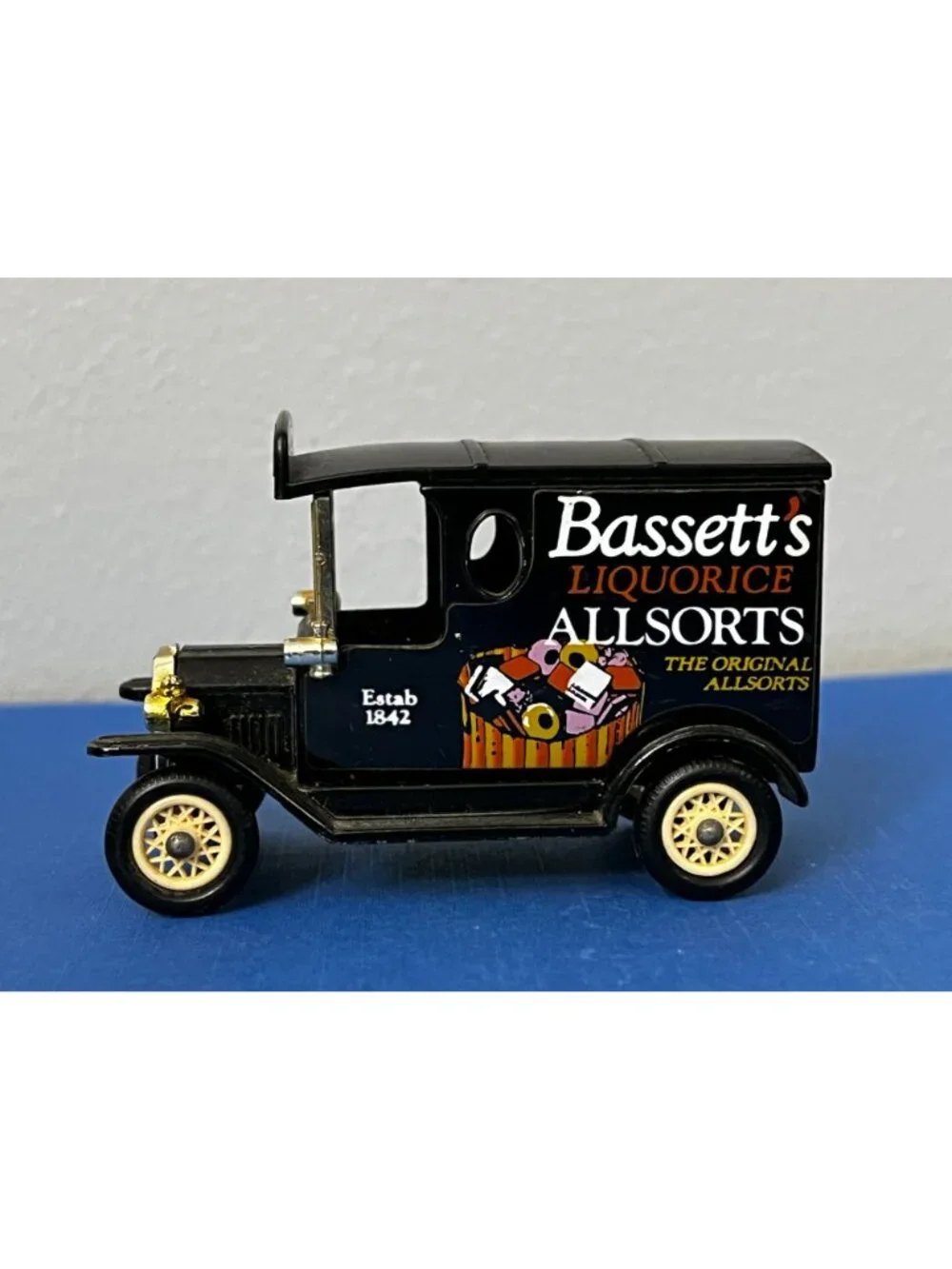 Lledo Days Gone 1920 Model T Ford Bassett's Liquorice All-sorts Blk Delivery